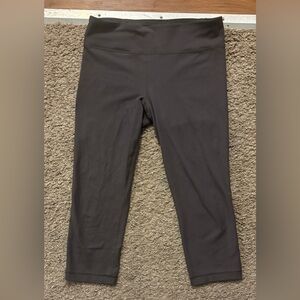 Under Armour Woman’s Sm Gray Capri Leggings Great Condition Silver Logo On Back